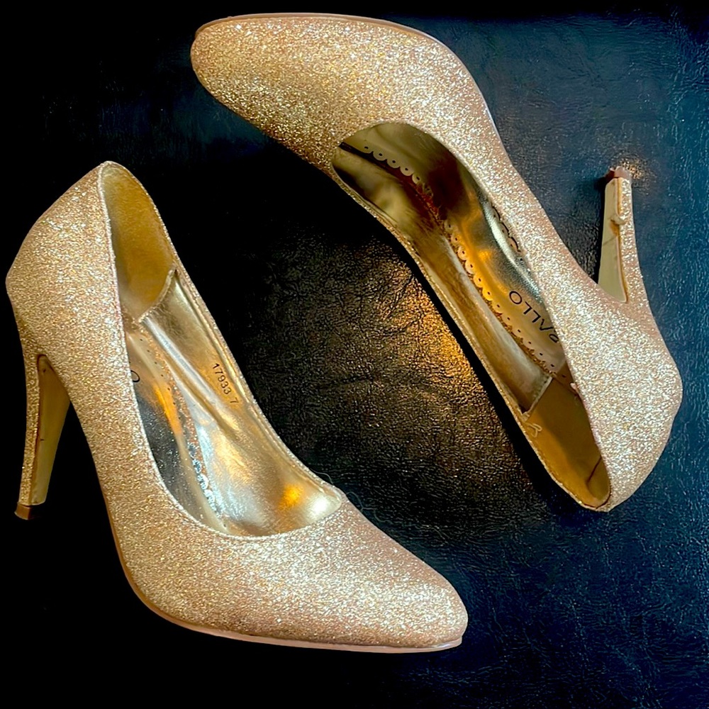Size 7 Women’s Metallic Gold Dooballo 3.5” High Heels